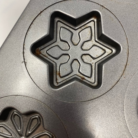 Wilton Holiday Shapes Non-Stick Cookie Pan, 12-Cavity - Picture 5 of 7